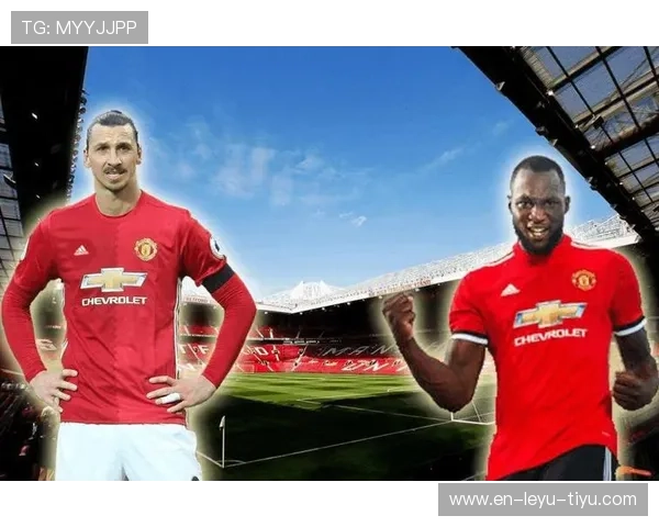 卢卡库与伊布在高位策应下分化，卢卡库更偏向冲击禁区结构