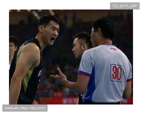 压人犯规判罚细节解析：裁判如何判定身体接触越界？