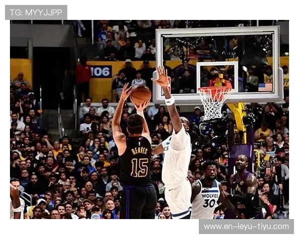 皮尔斯无球跑动拉开空间，关键回合主导进攻